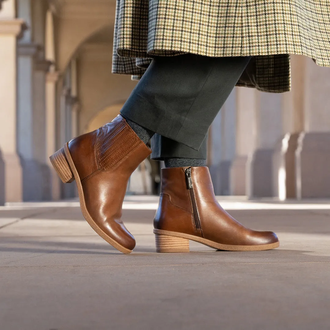 Dansko Daisie tan waterproof burnished