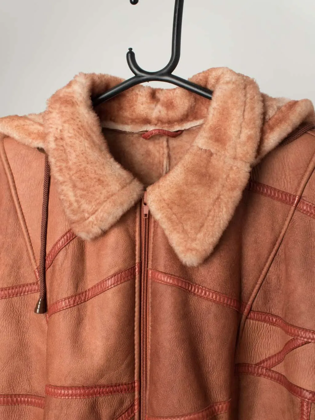 Vintage sheepskin jacket in tan with hood and sheepskin collar – Medium / Large